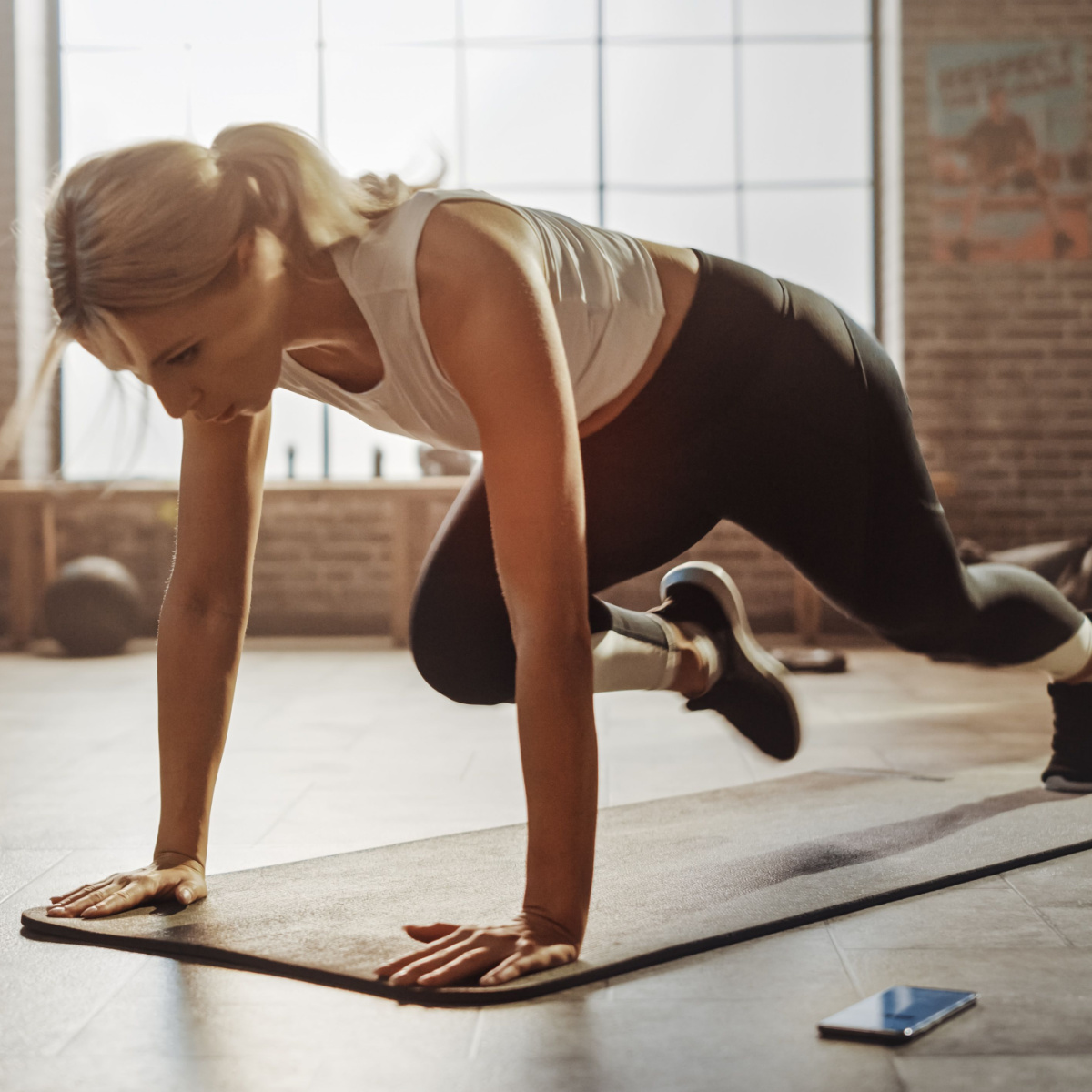 woman doing mountain climbers