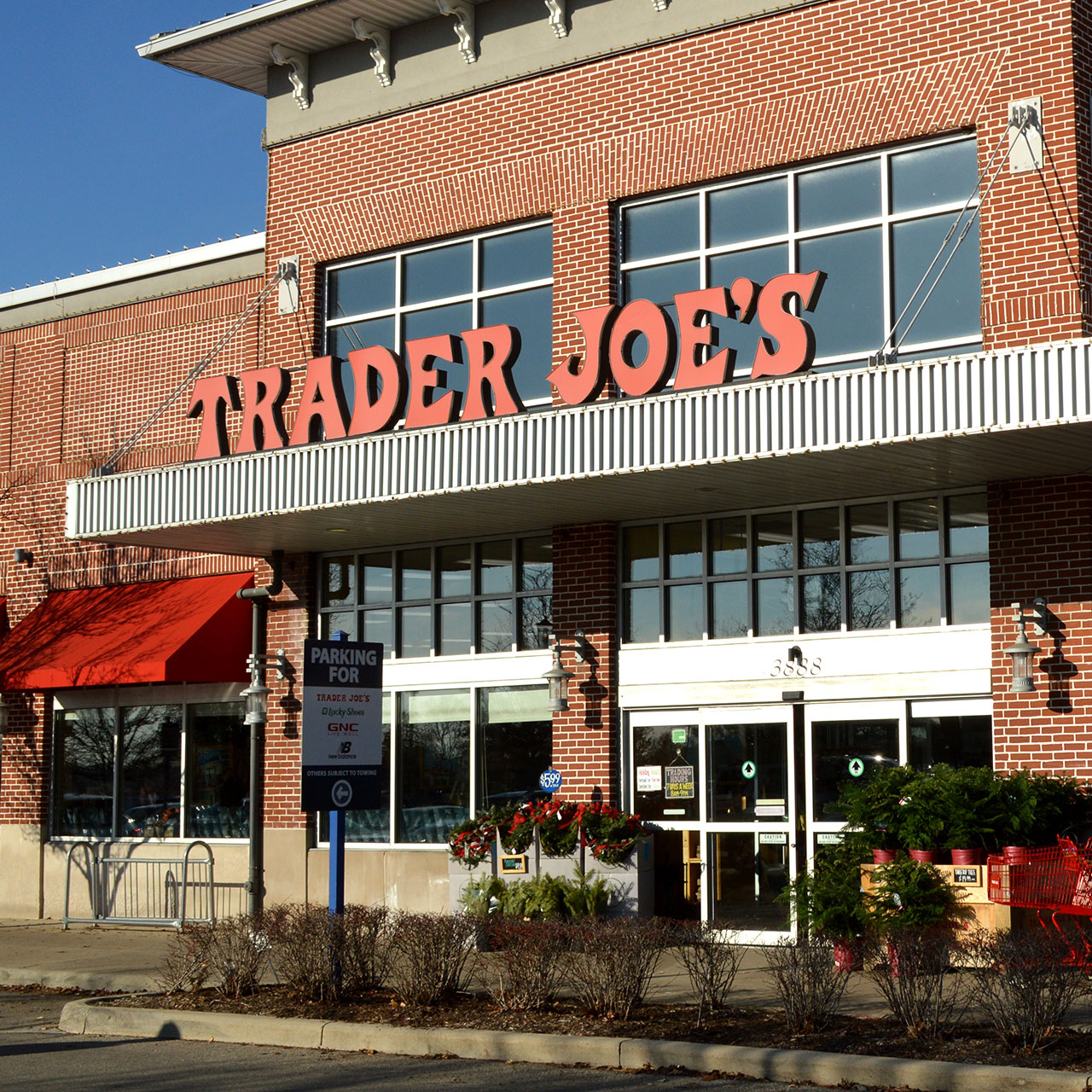 https://www.shefinds.com/files/2024/01/Trader-Joes-exterior-and-sign.jpg