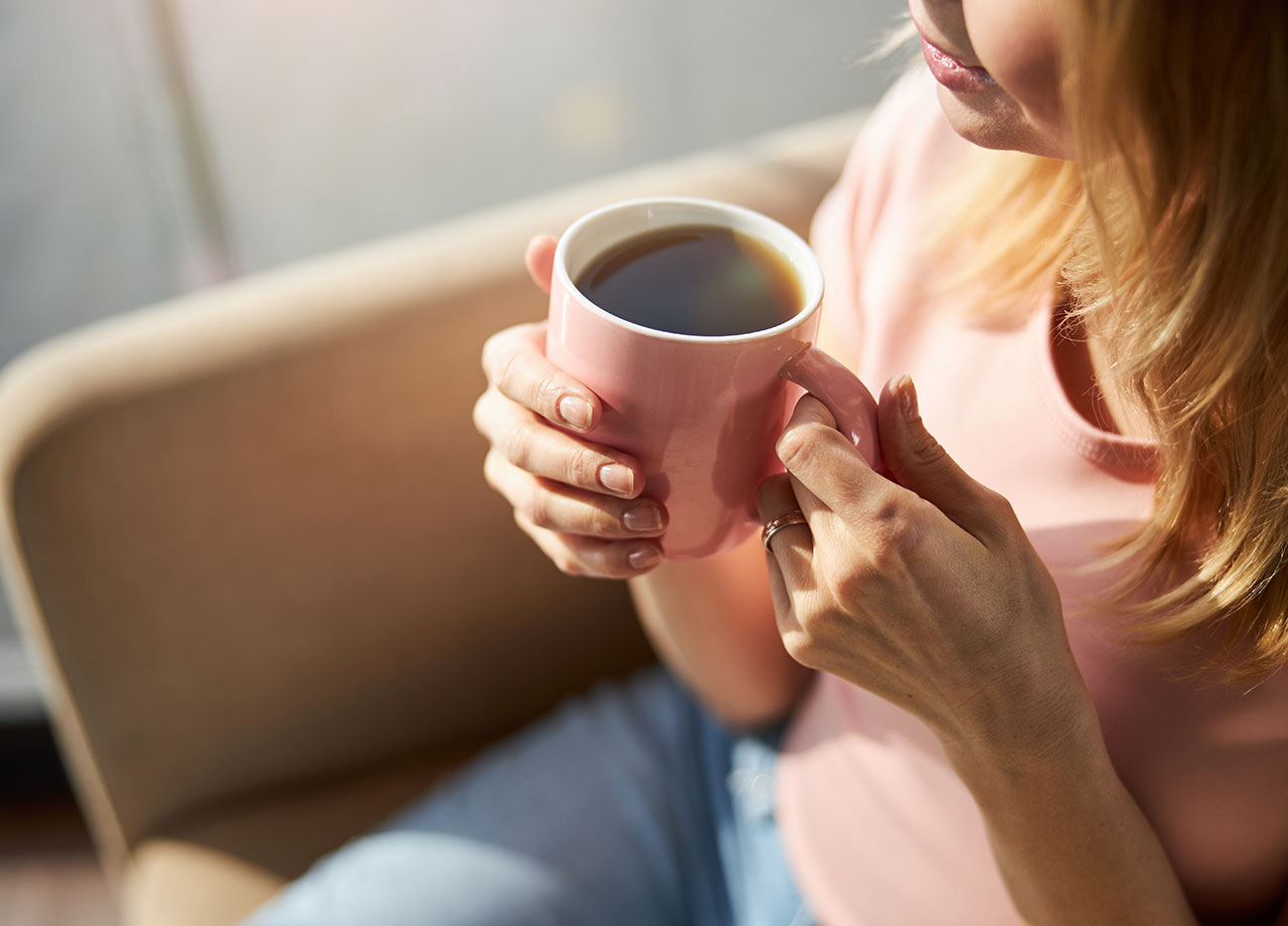 woman-holding-coffee