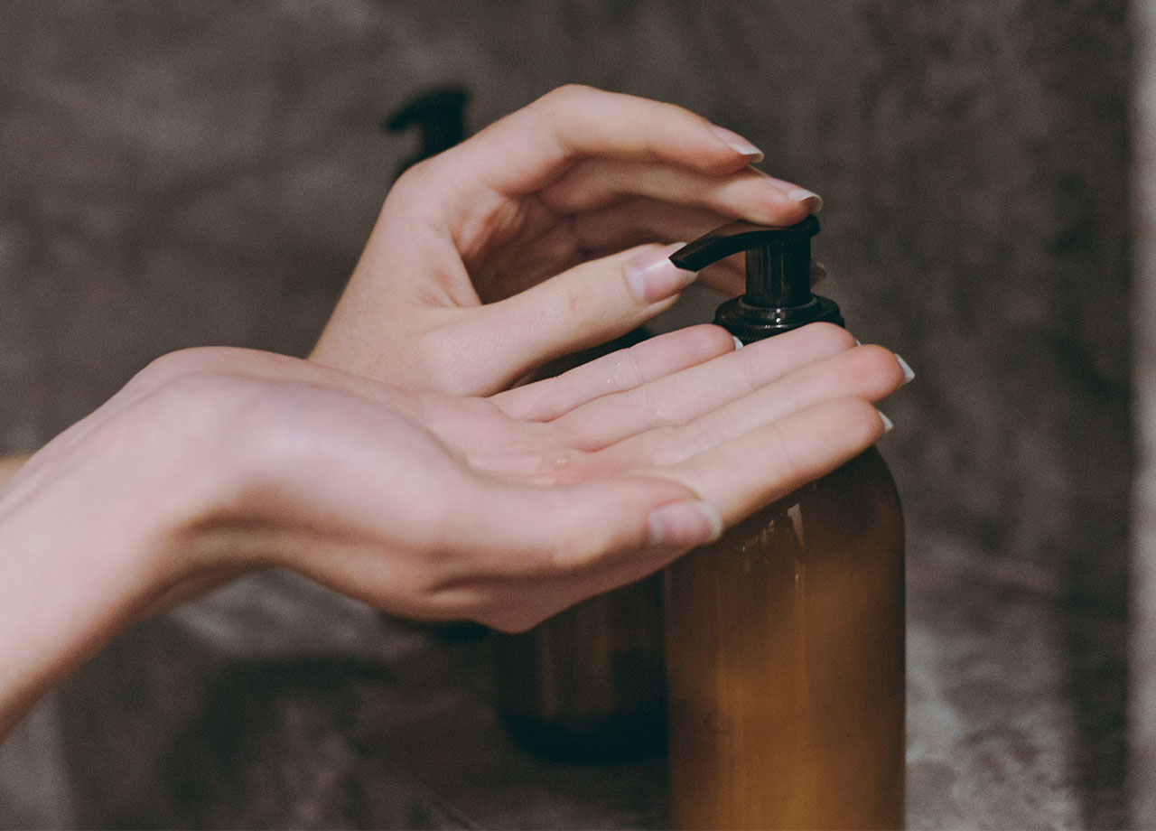 pumping-shampoo-into-hair