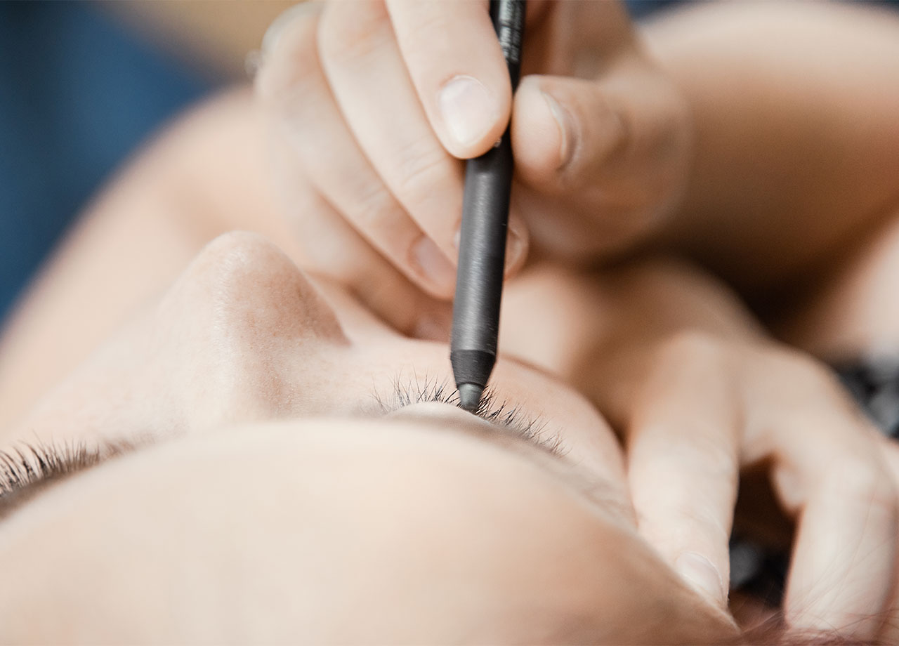 woman-using-eyeliner-pencil