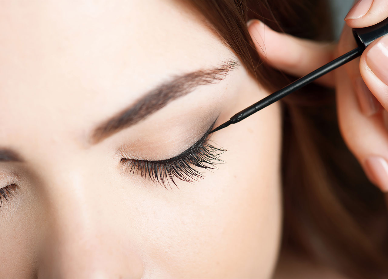 woman-applying-winged-eyeliner