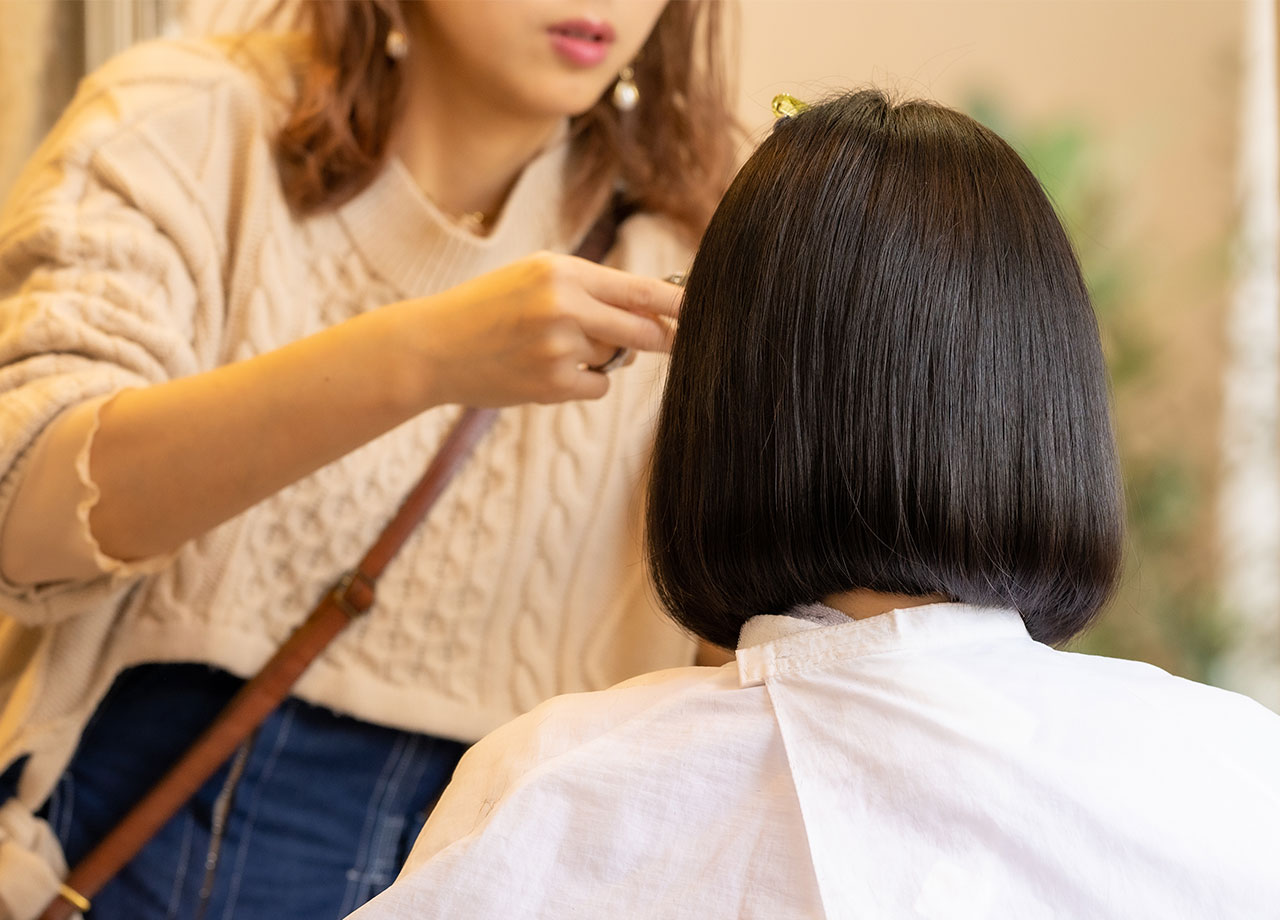 woman-getting-bob-haircut