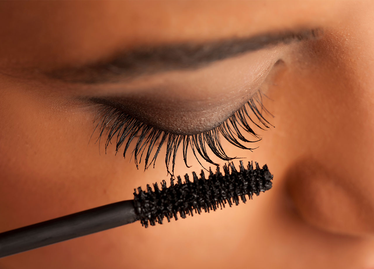 woman-applying-mascara