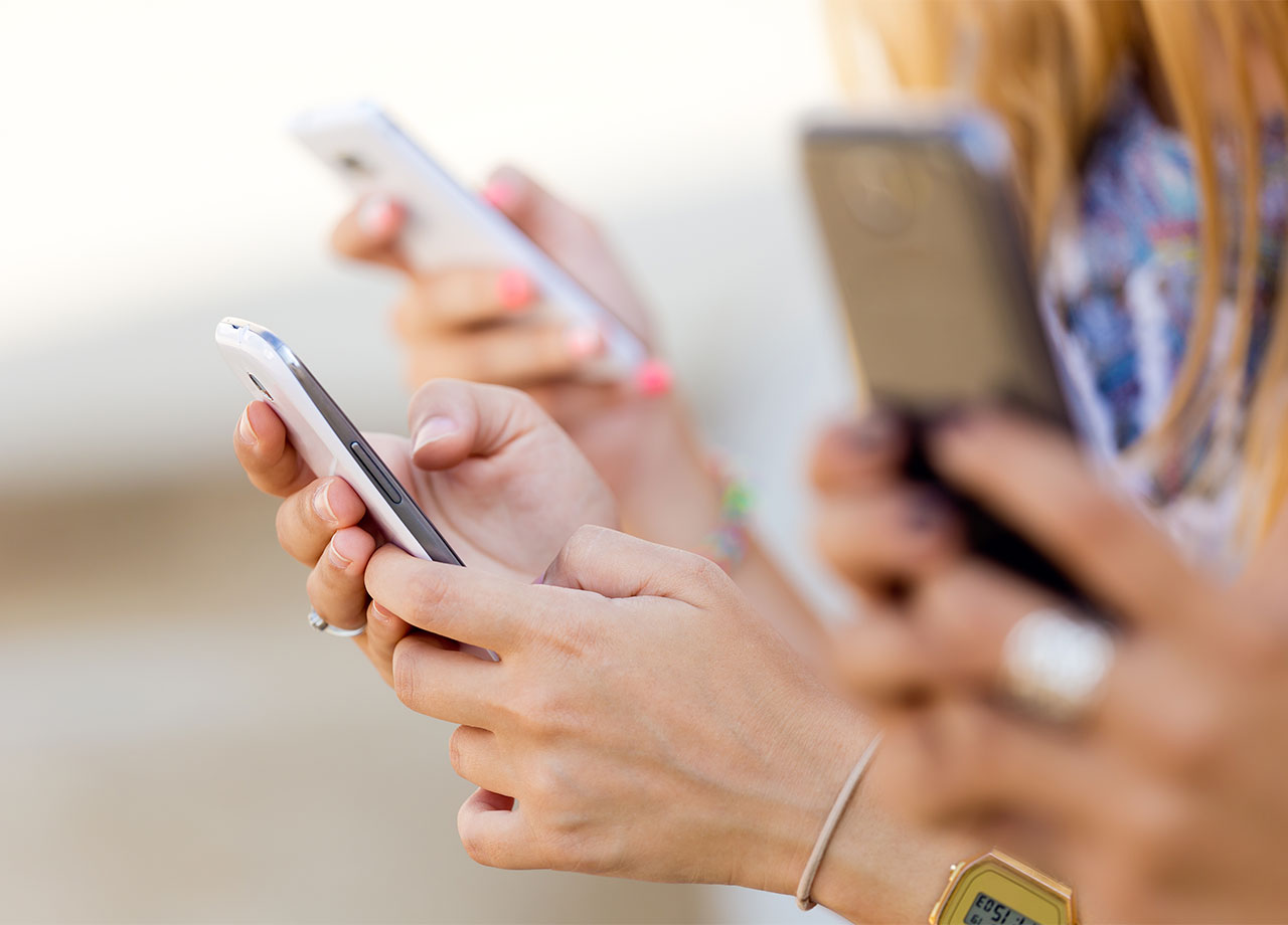 woman-using-smart-phones