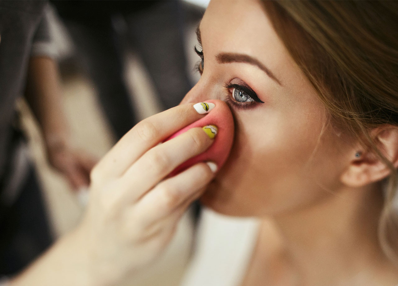 woman-applying-concealer