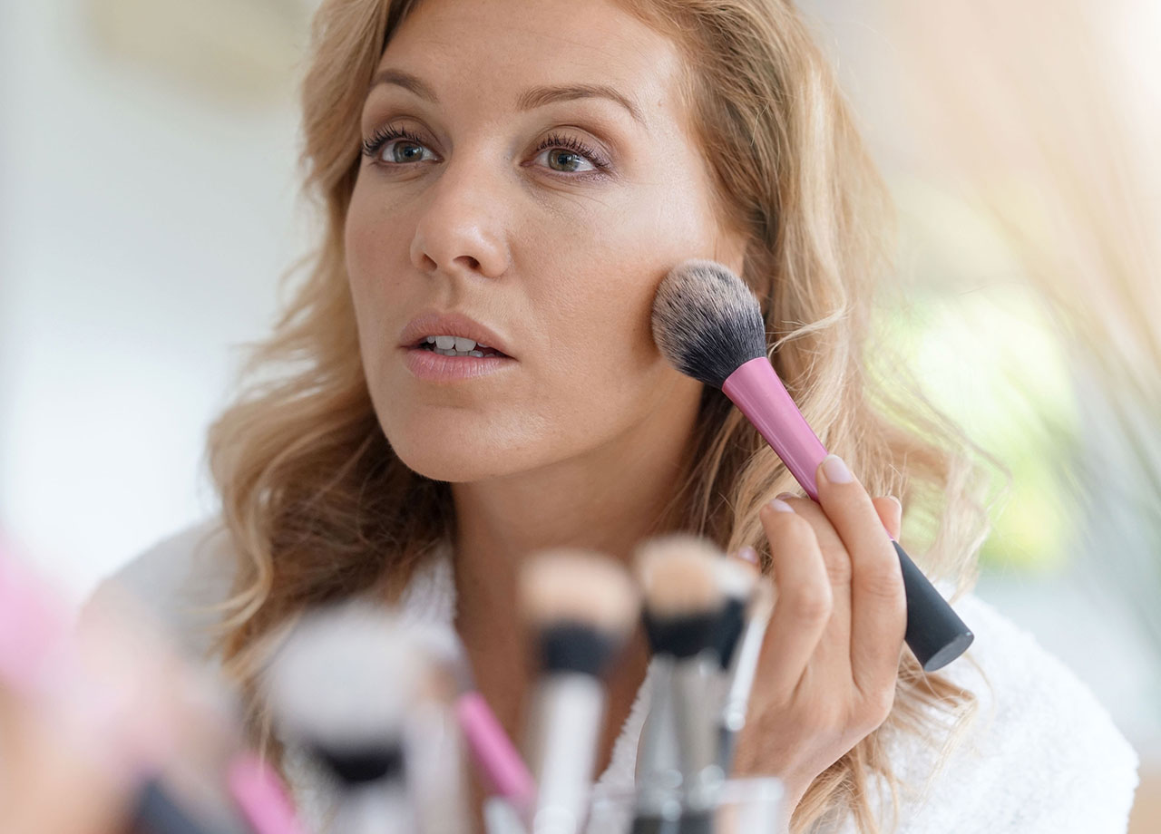 woman-applying-makeup