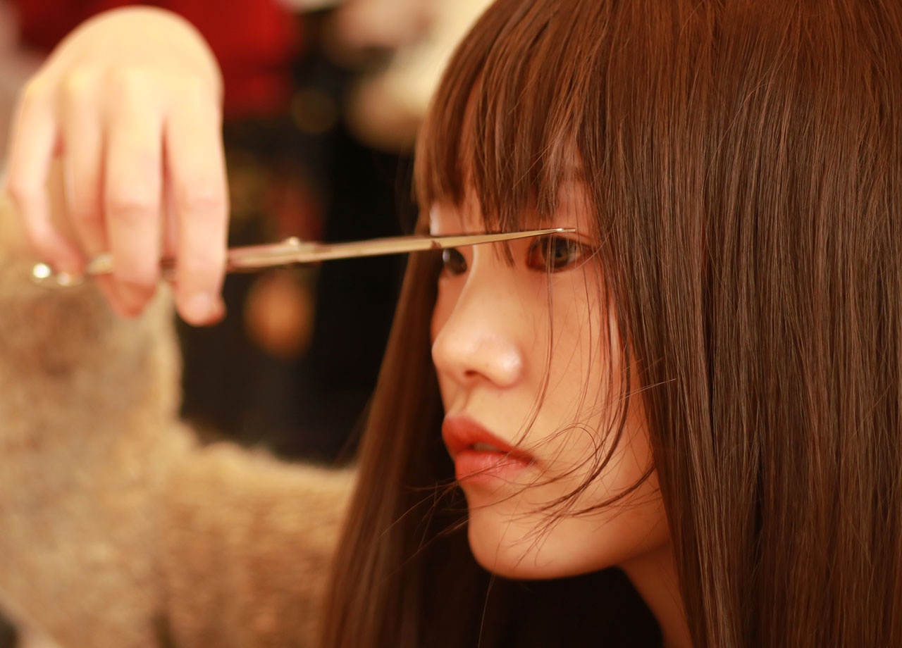 woman-cutting-bangs