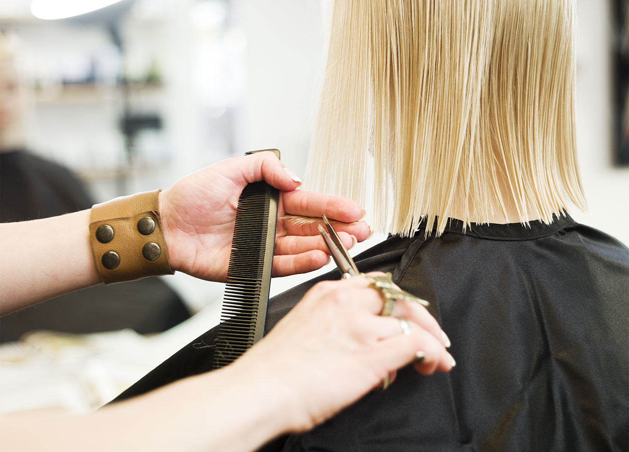 woman-getting-bob-haircut