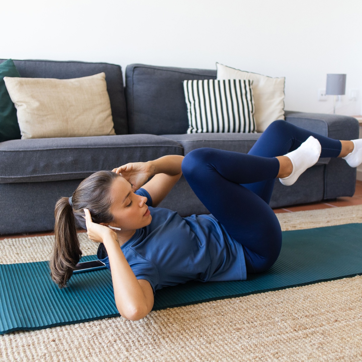 woman doing bicycle crunches