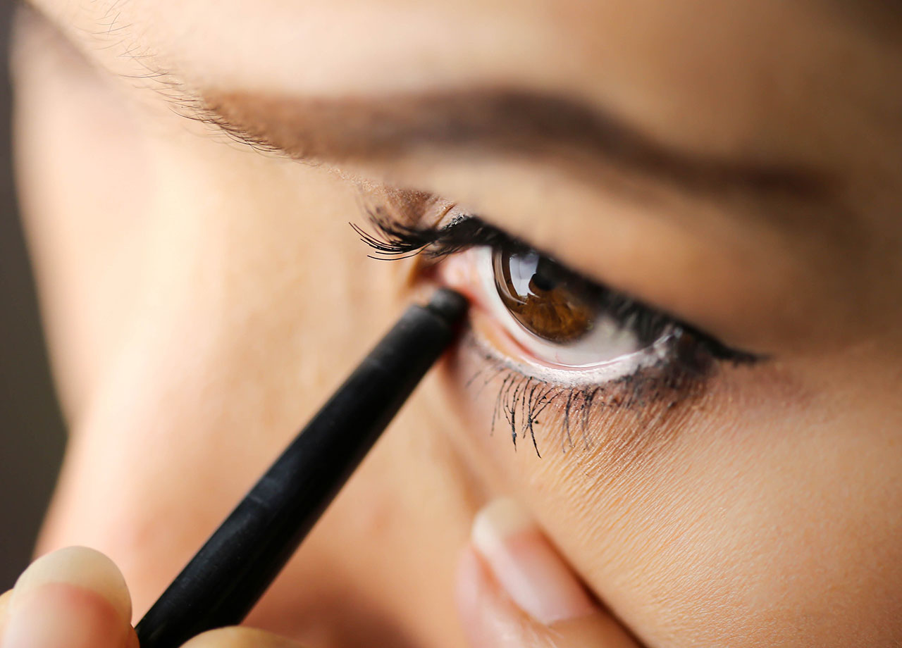 applying-eyeliner-bottom-waterline