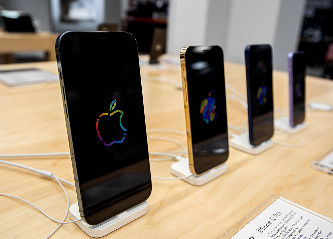 iphones-on-display