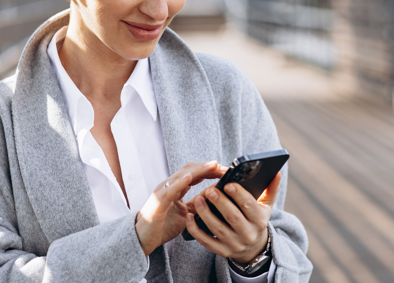 woman-using-iphone