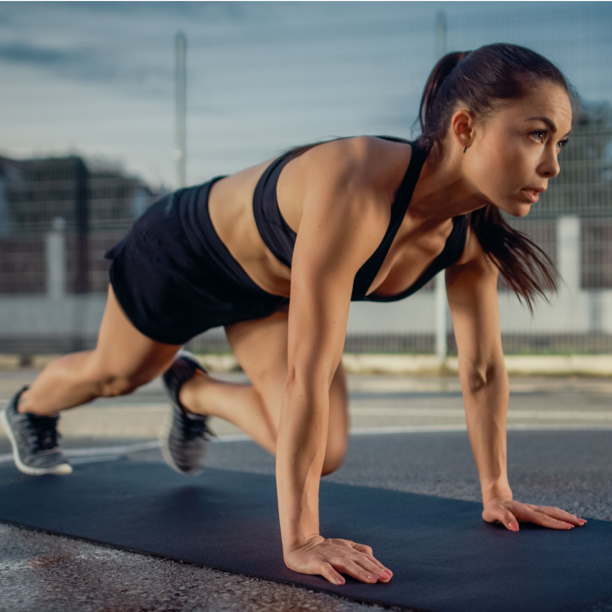 woman doing mountain climbers