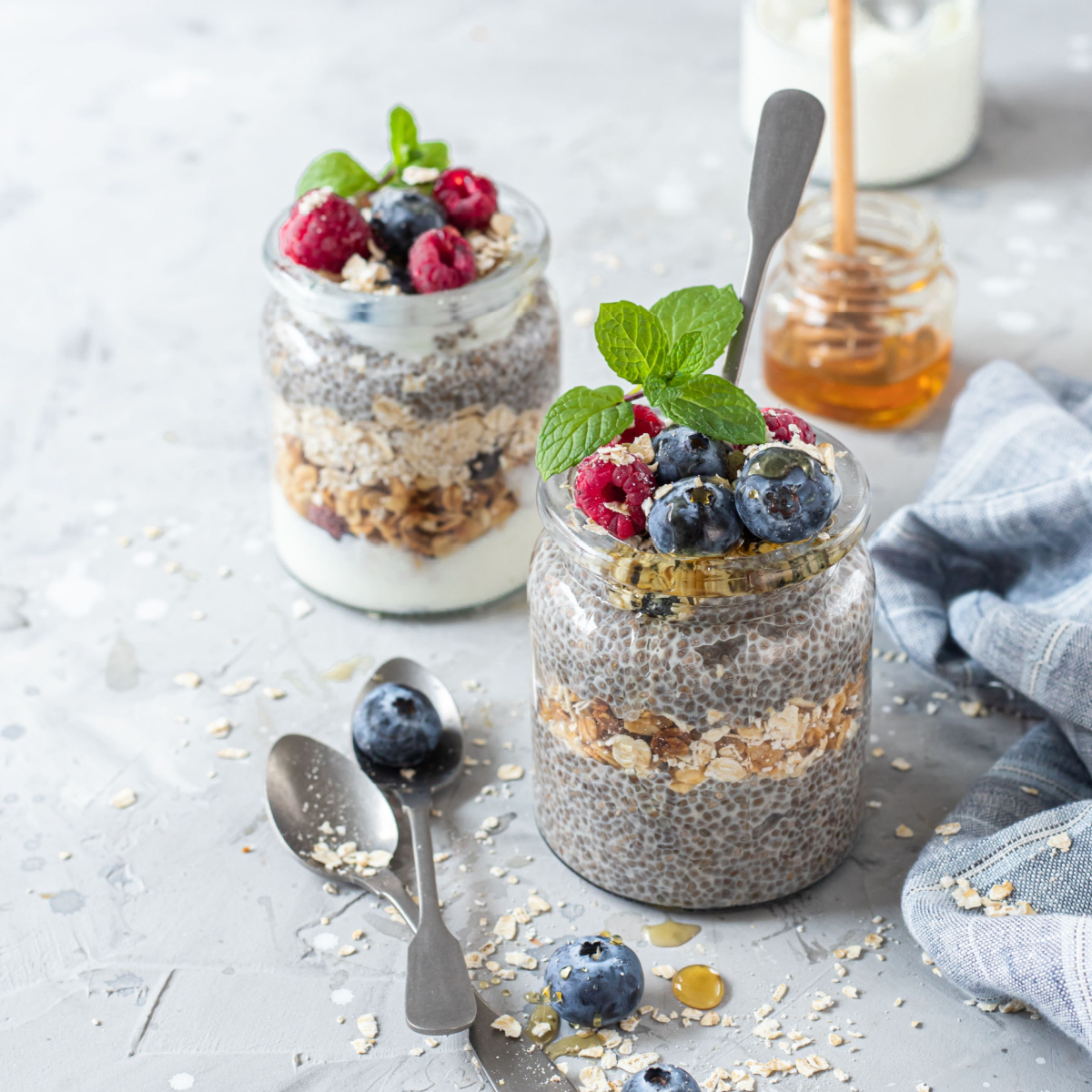 overnight oats with greek yogurt and berries