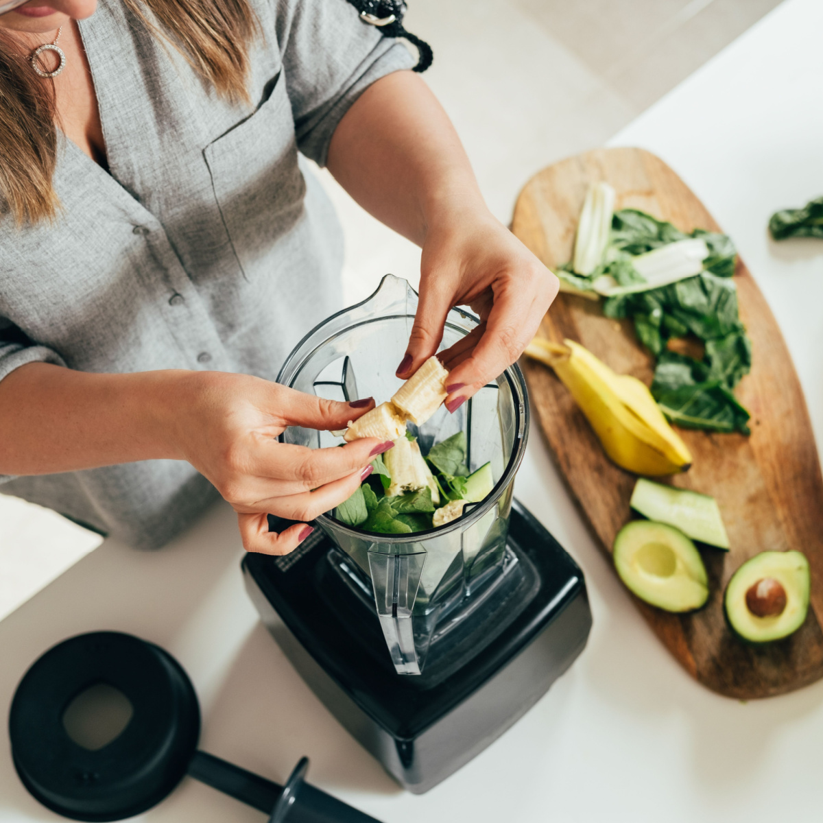 woman making smoothies