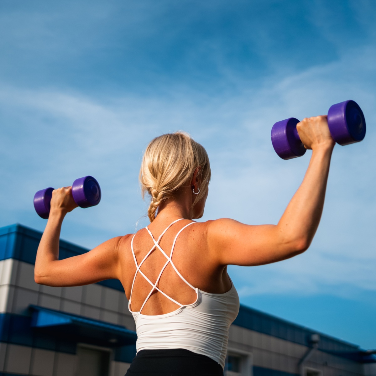 woman lifting heavy weights