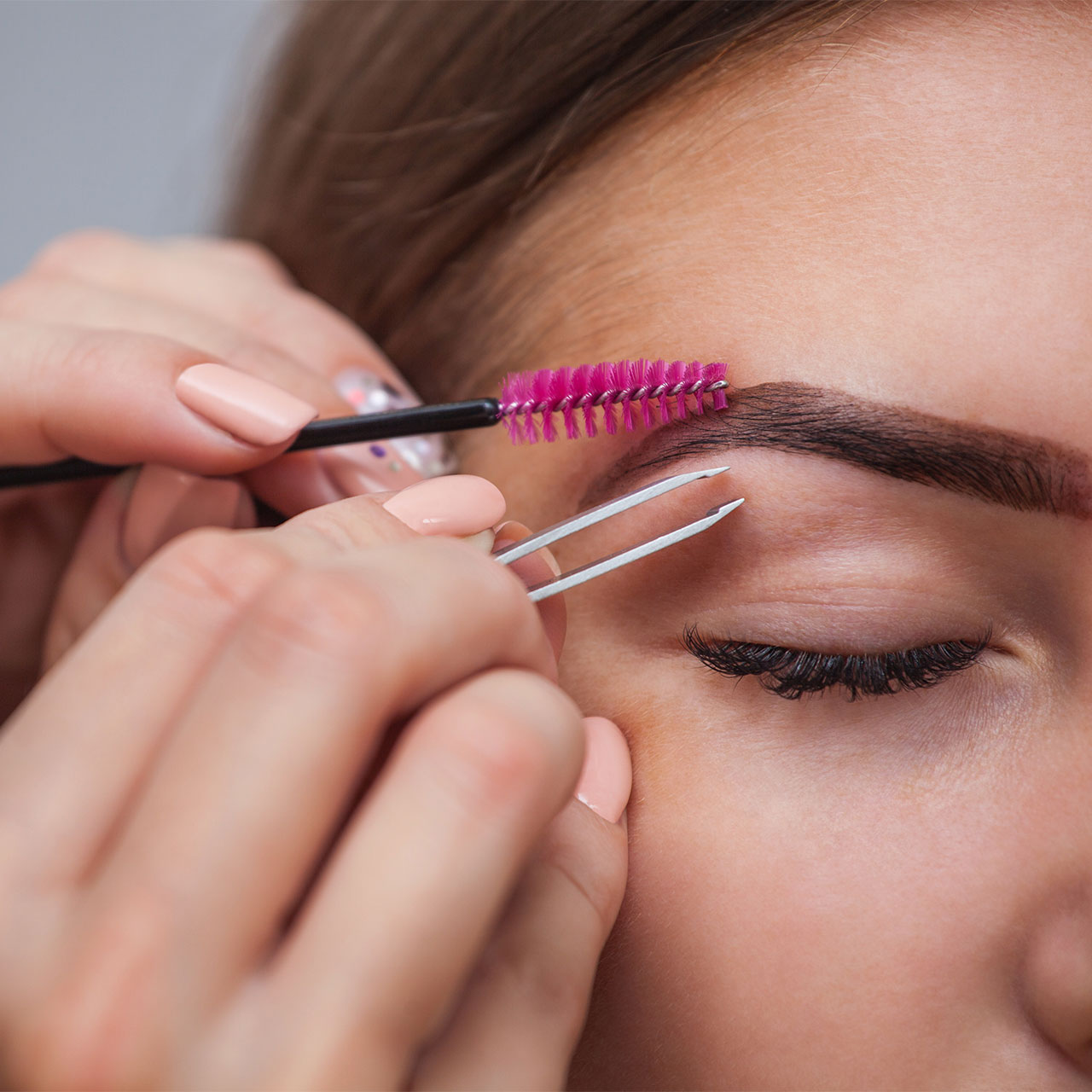 woman-plucking-eyebrows