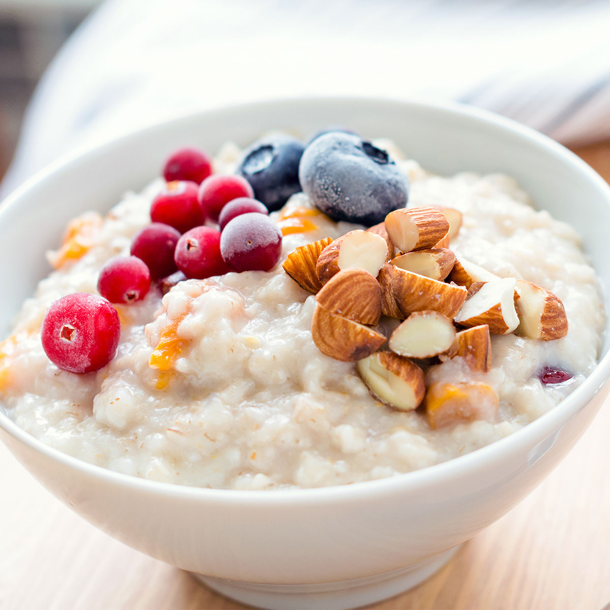 oatmeal with berries and almonds