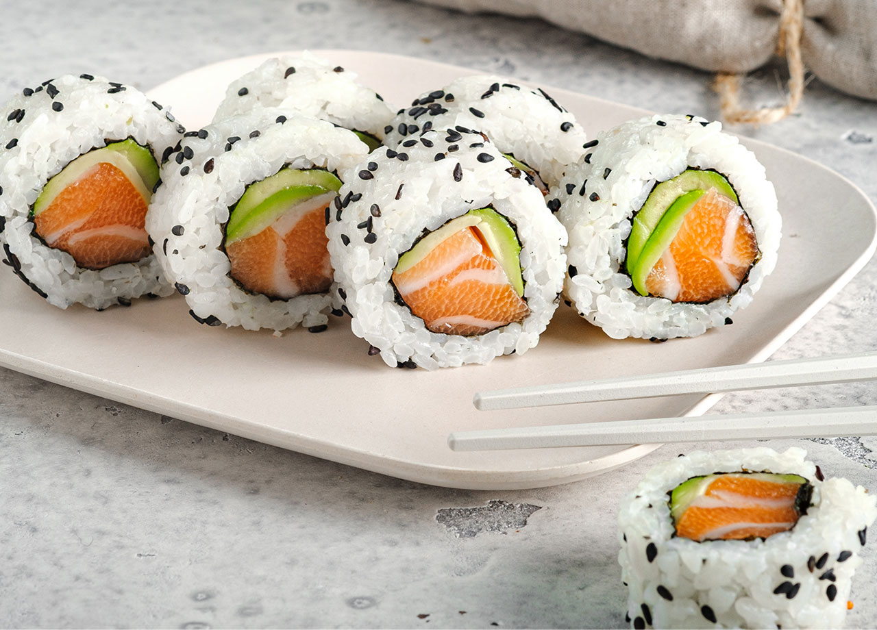 salmon avocado sushi roll