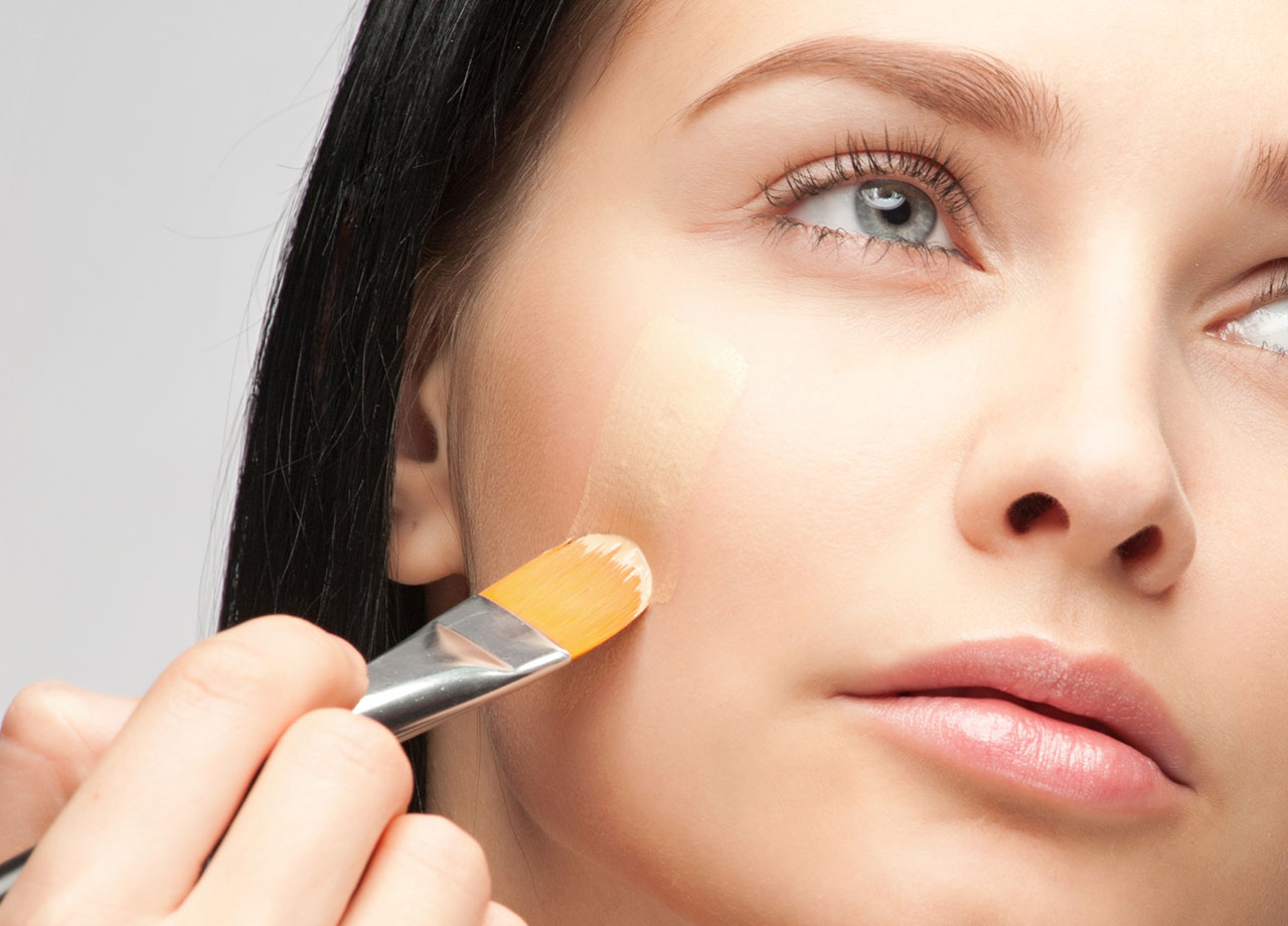 woman-applying-concealer