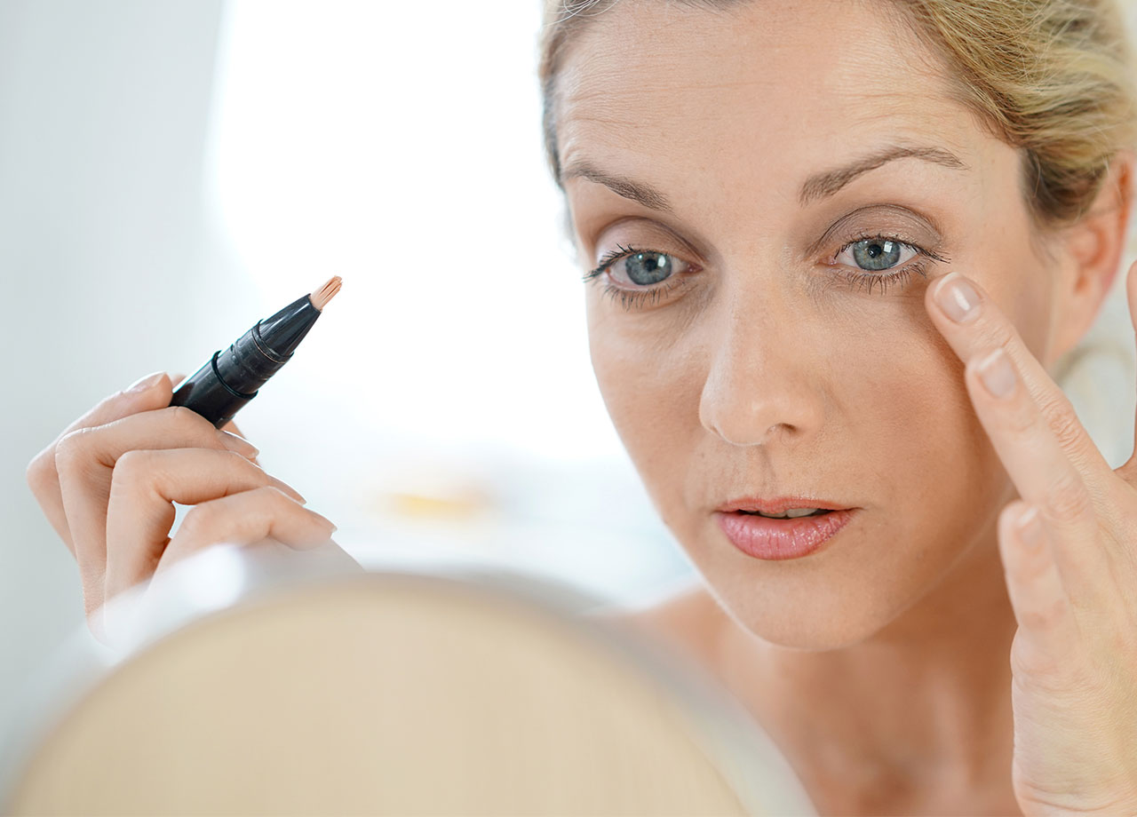 woman-doing-her-makeup