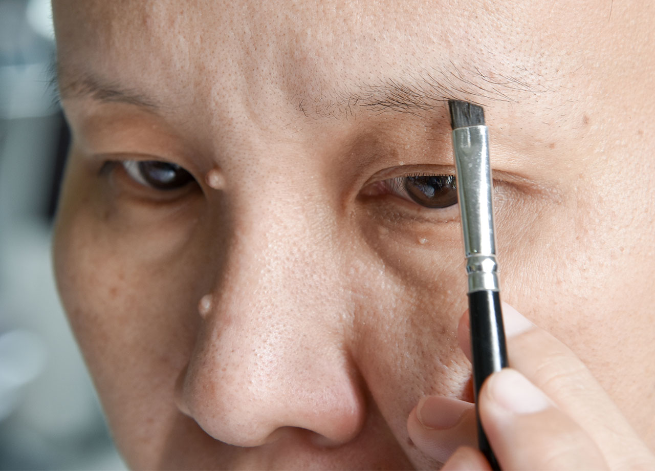 woman-filling-in-sparse-brows