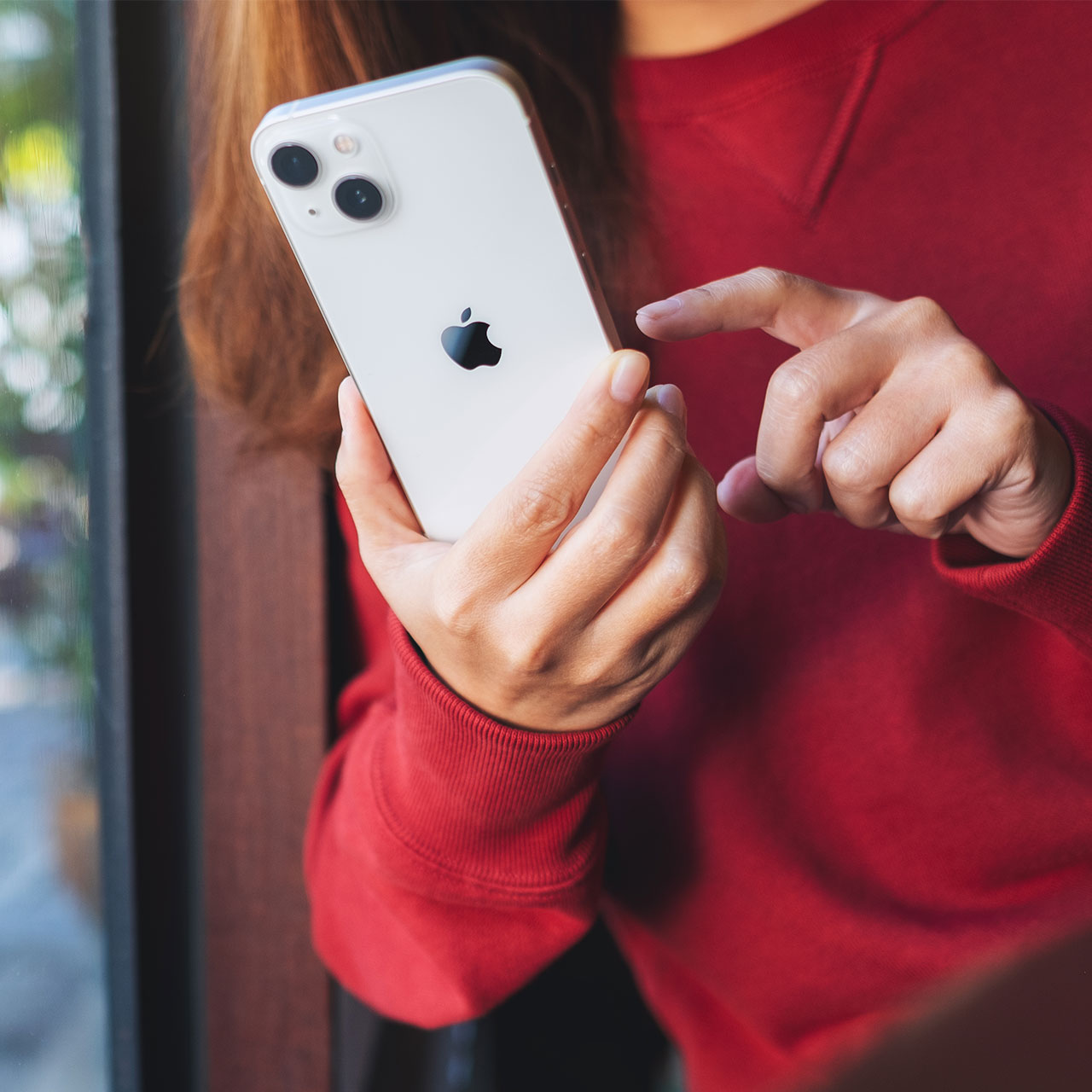 woman-playing-on-iphone