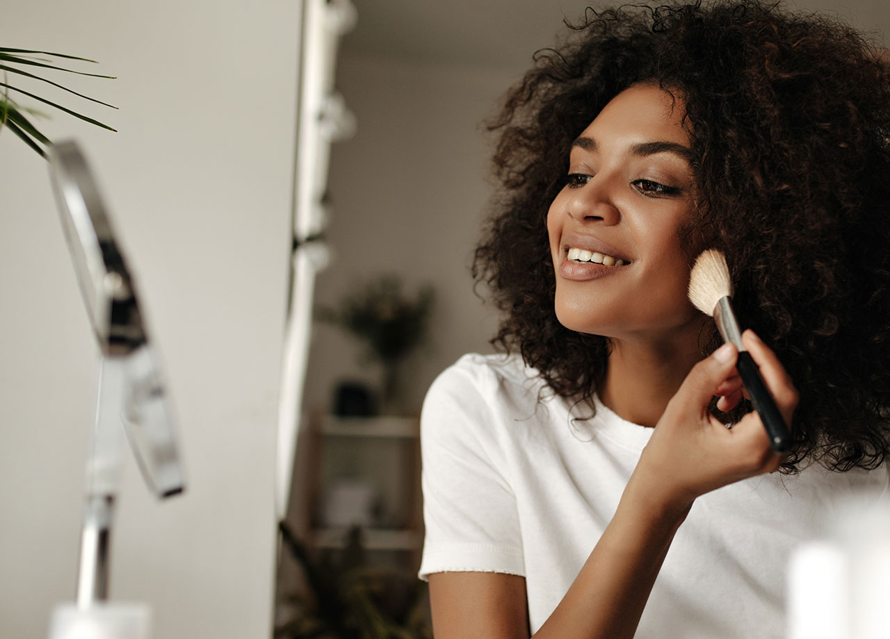 woman-putting-on-face-powder