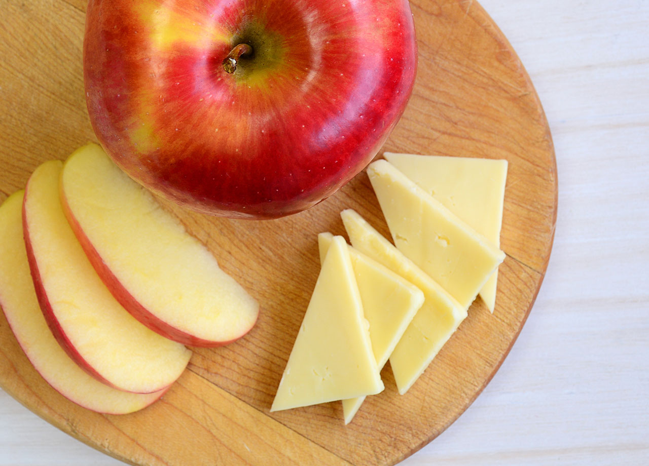 apple slices with cheddar cheese