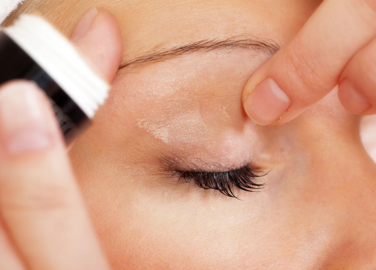 woman using eyelid primer before eye shadow