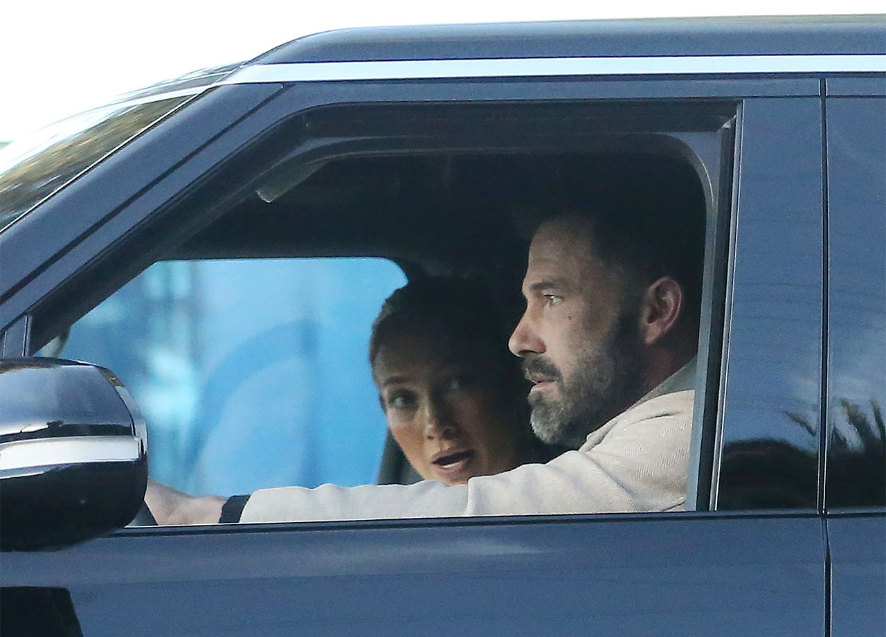 Jennifer Lopez and Ben Affleck arguing in the car