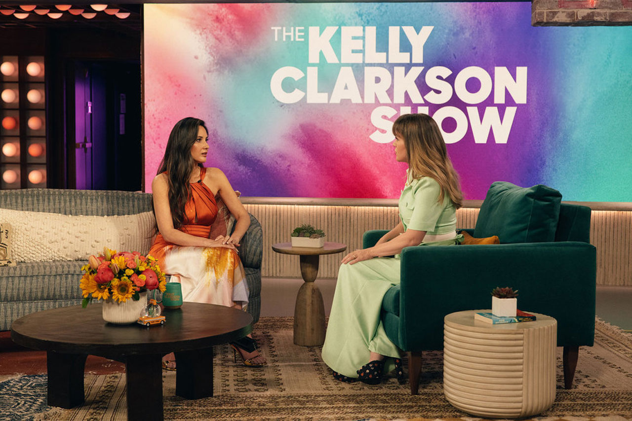 Kelly Clarkson talking to olivia munn on the kelly clarkson show