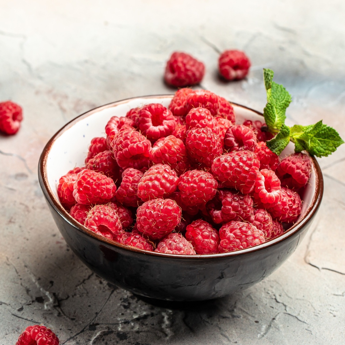 bowl of raspberries