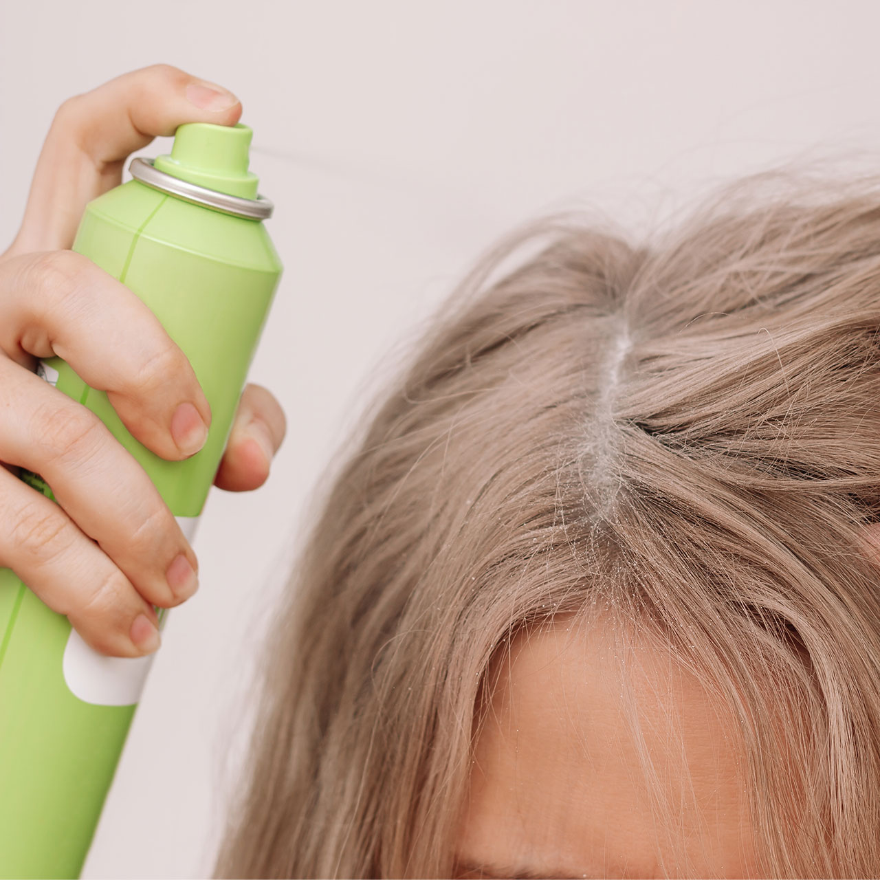 woman-using-dry-shampoo