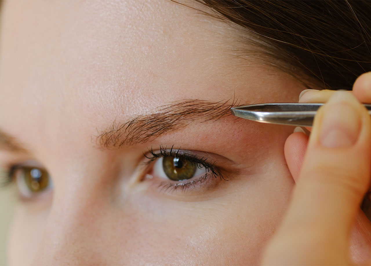 plucking-eyebrows