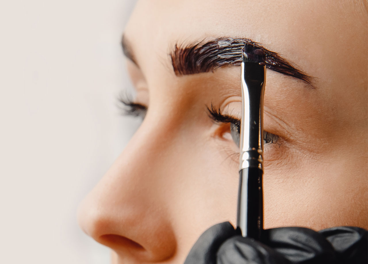 woman-tinting brows