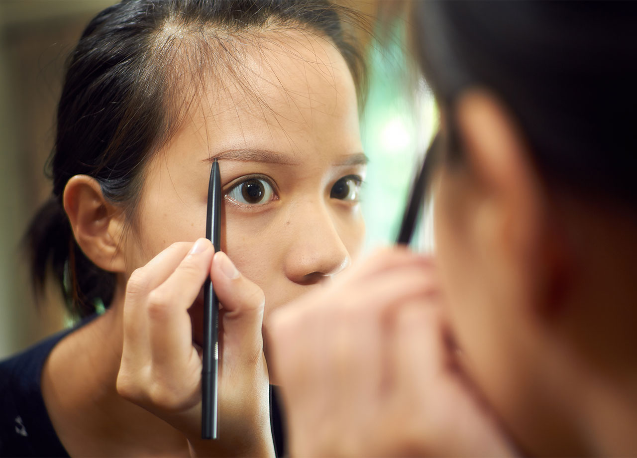 woman-filling-in-eyebrows