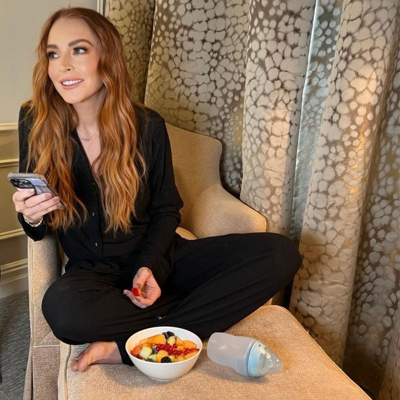 Lindsay Lohan eating fruit