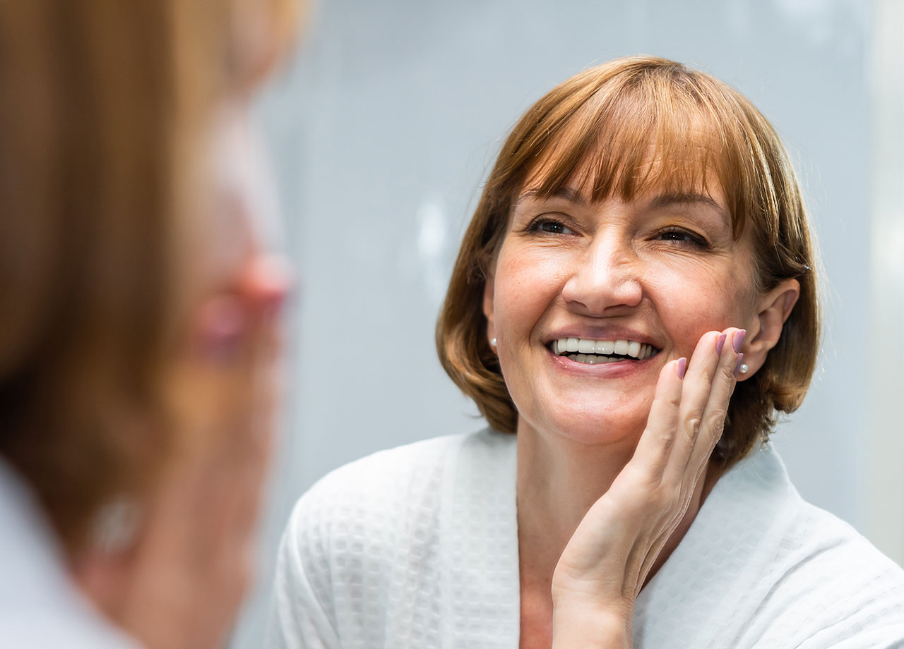 woman-smiling-mirror