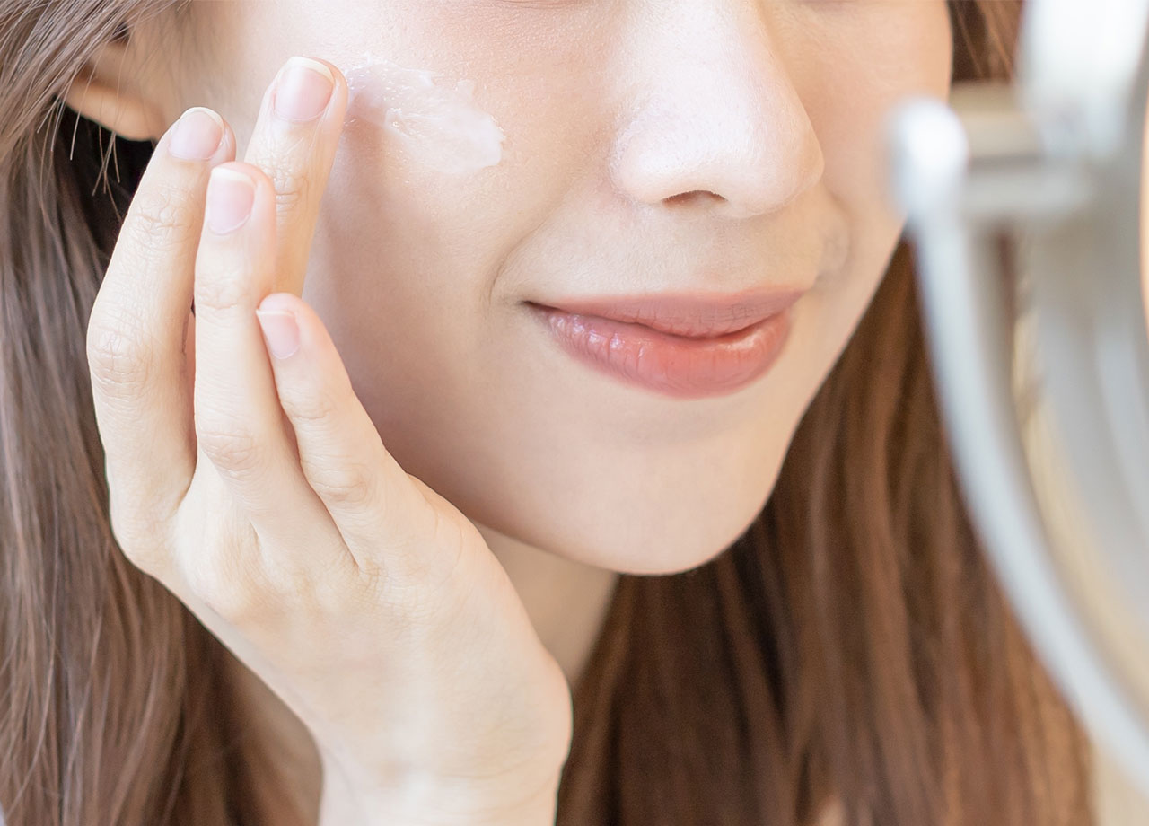 woman-applying-chemical-sunscreen