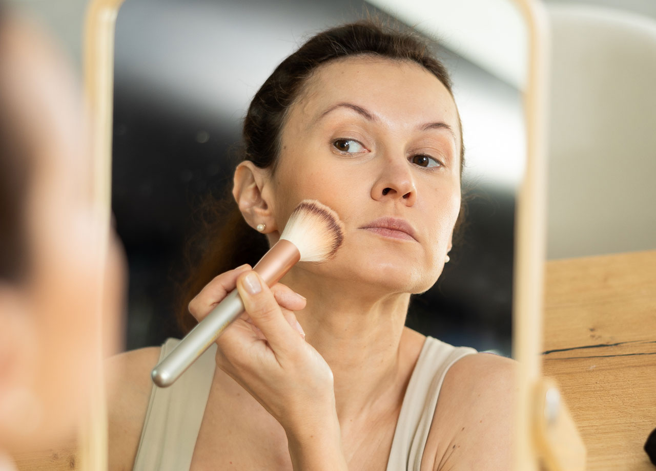 woman-applying-makeup