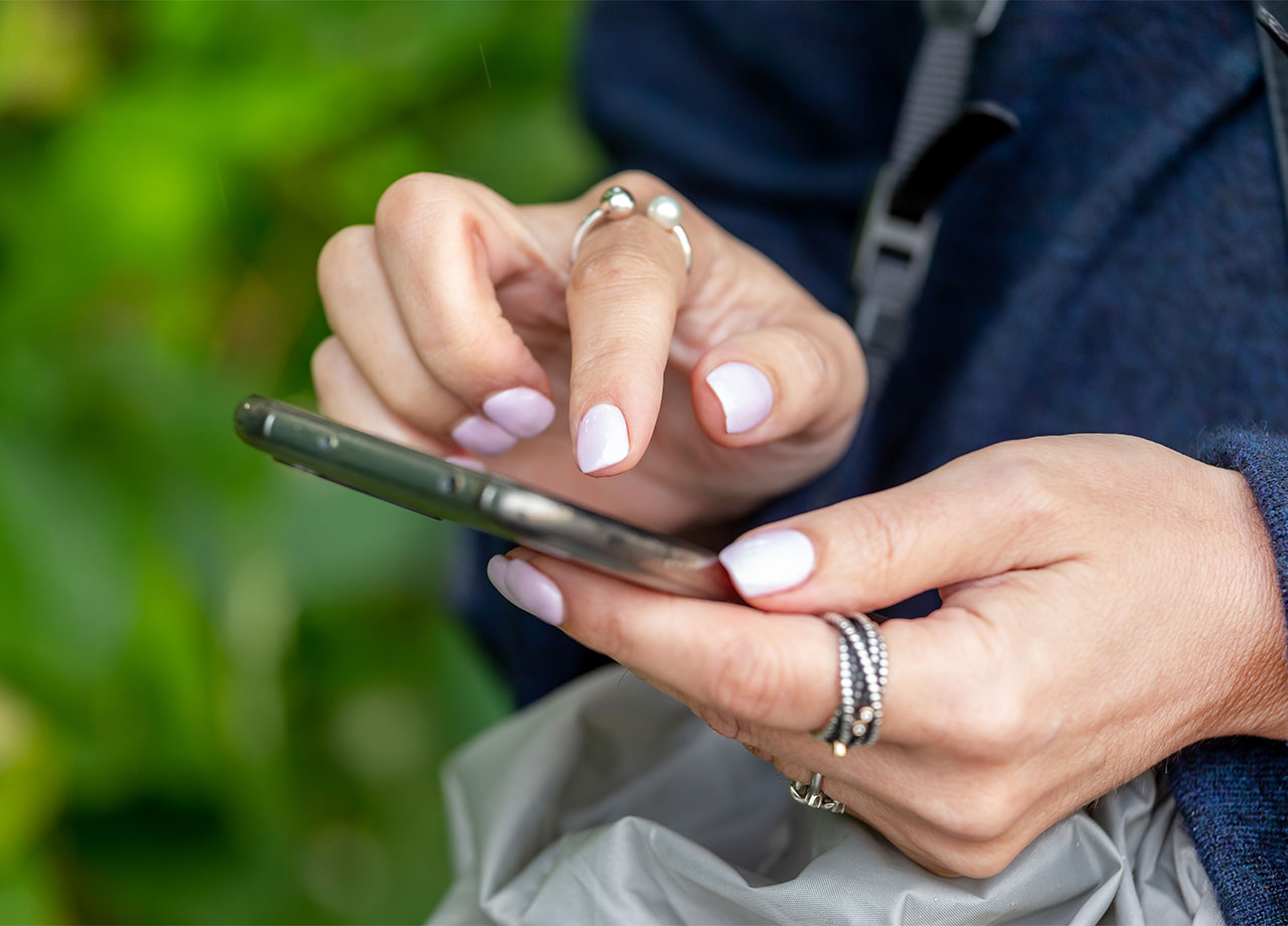 woman-typing-iphone