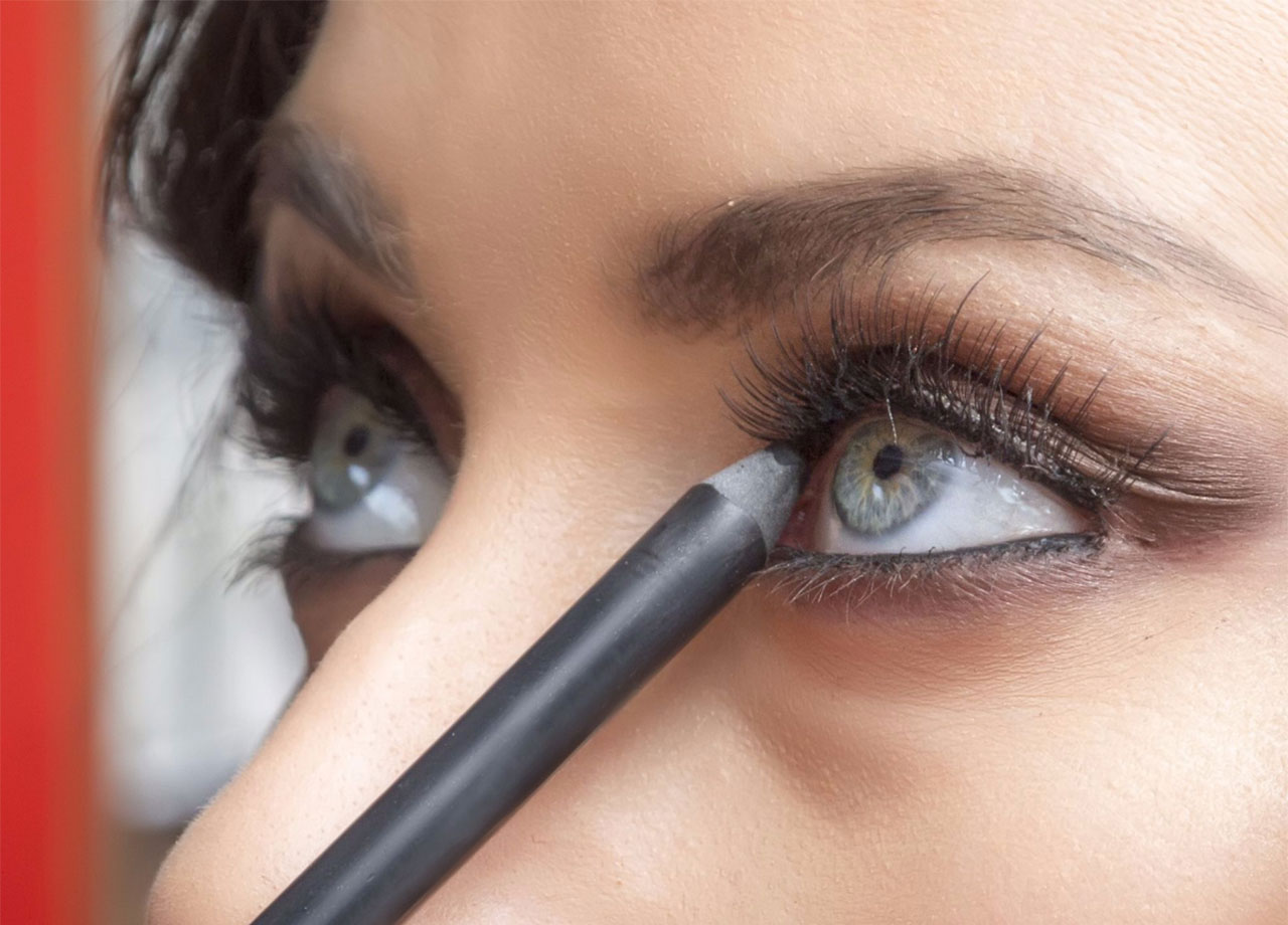 woman-applying-eyeliner-waterline