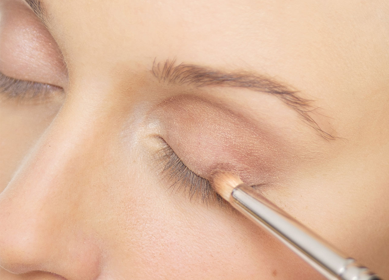 woman-applying-eyeshadow