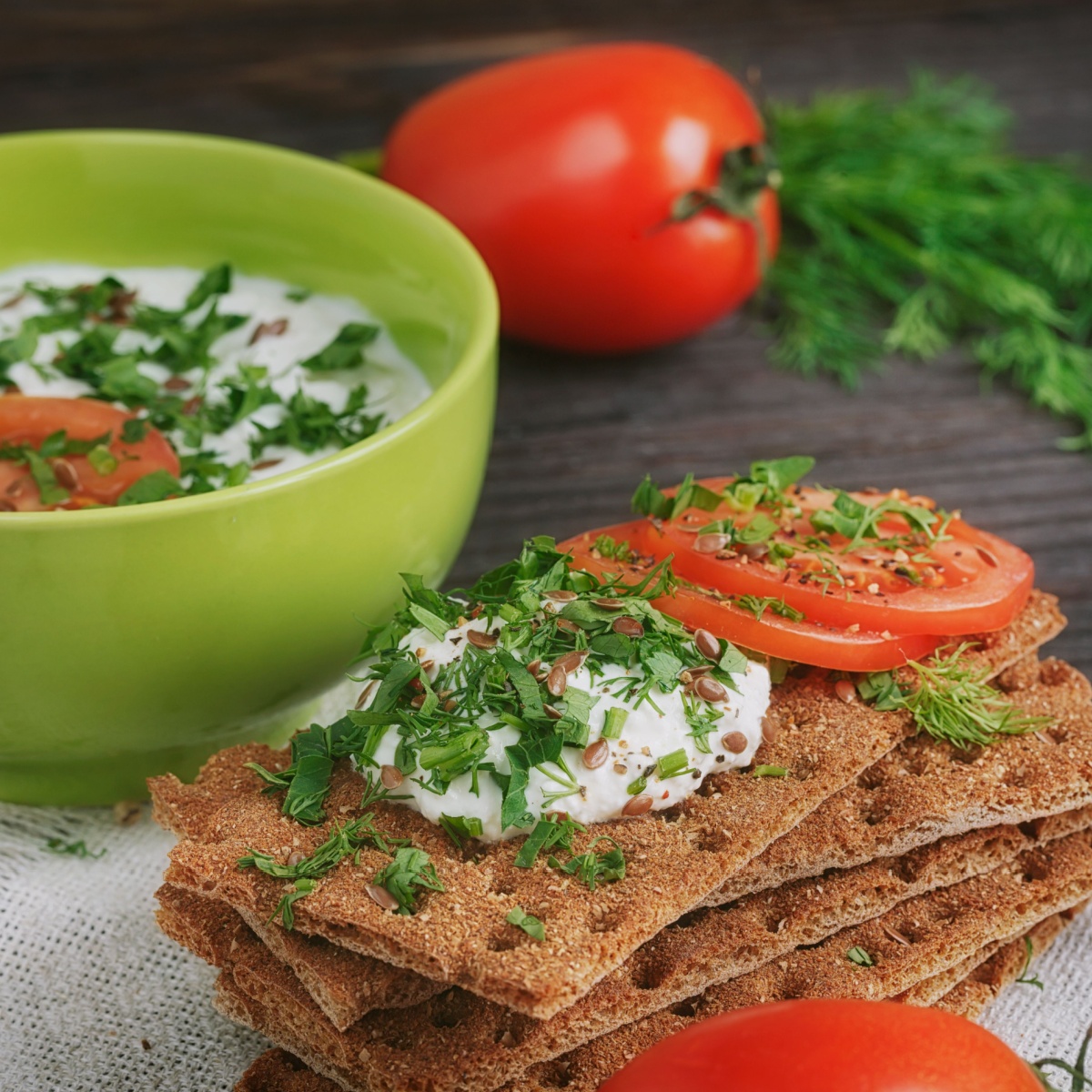 cottage cheese with crackers and tomatoes