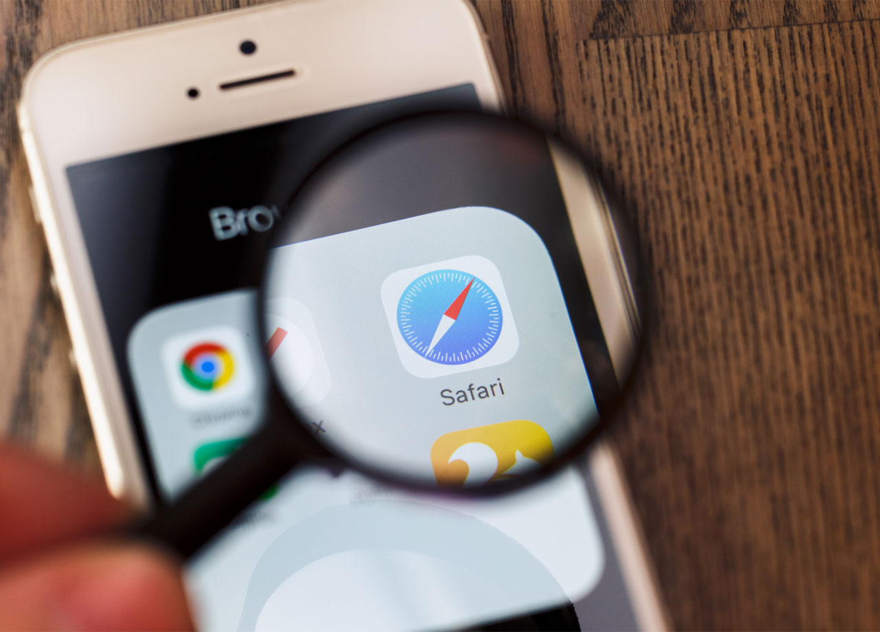 magnifying-glass-over-safari-app