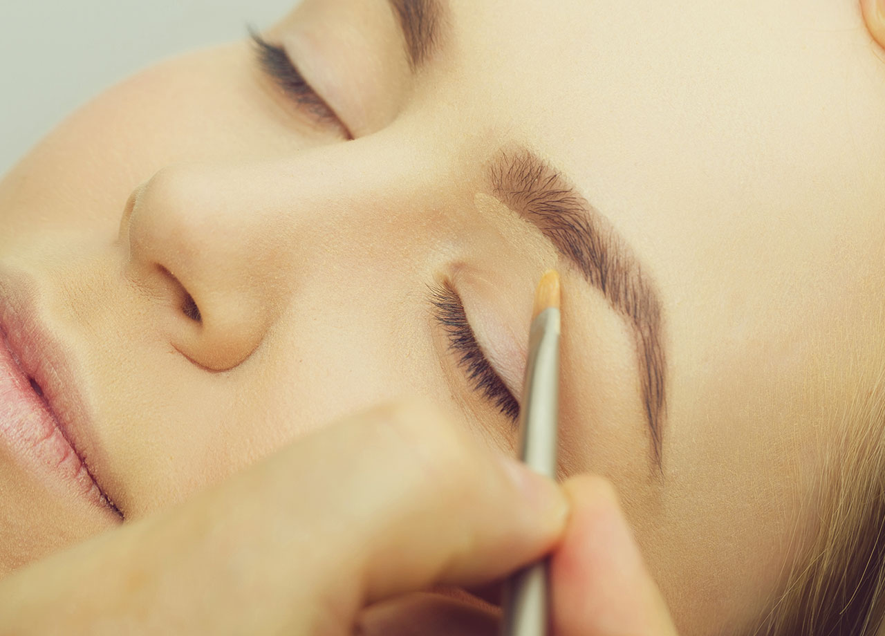 woman-getting-eyebrows-done