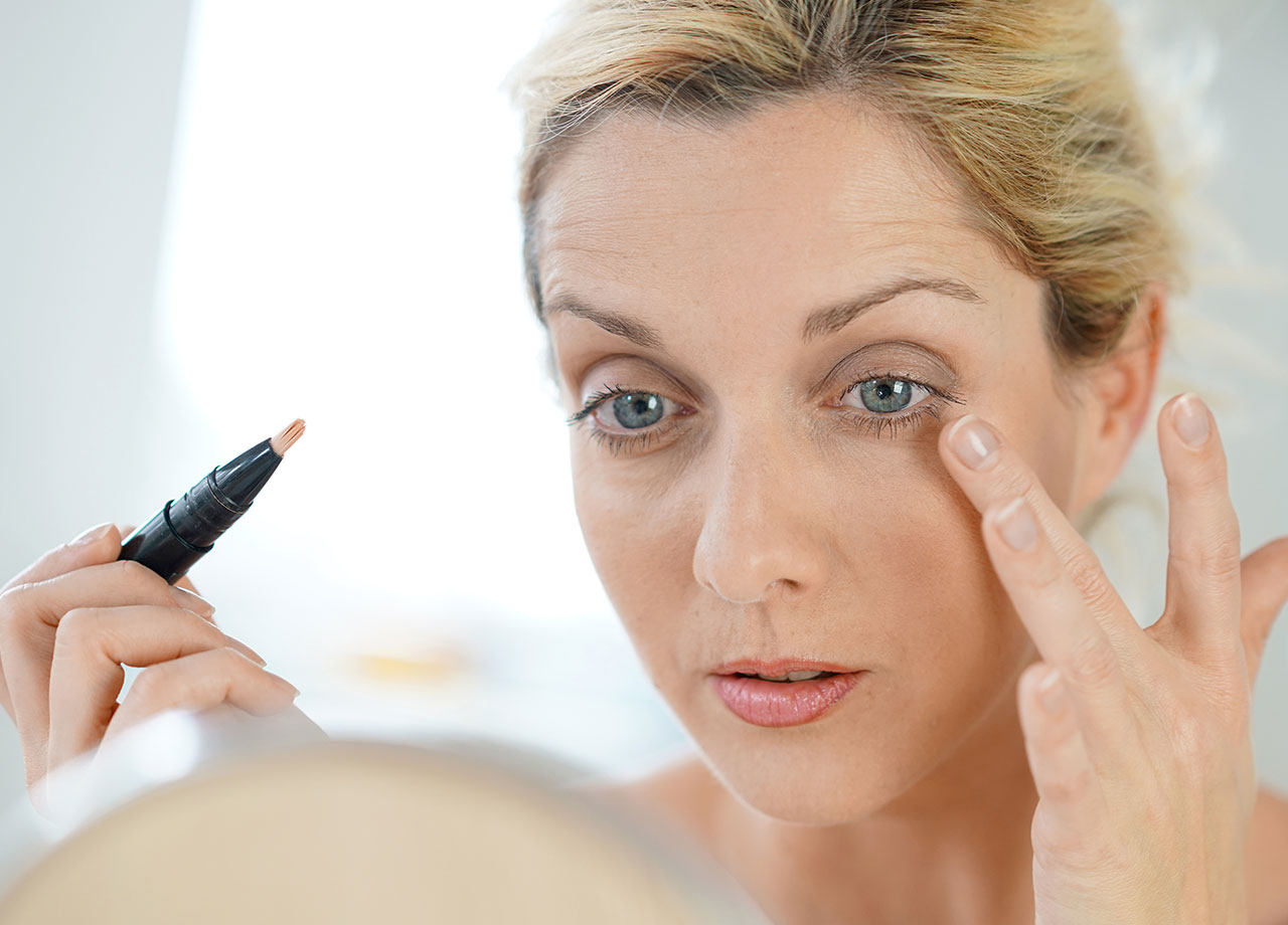 woman-applying-concealer