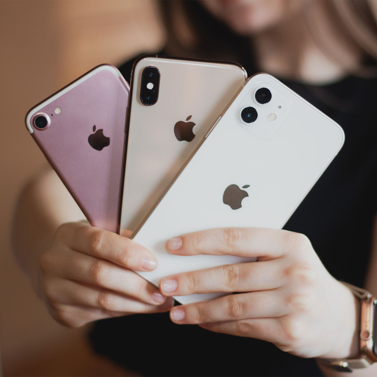 woman-holding-iphones